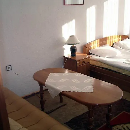 בית הארחה Alexander House בנסקו