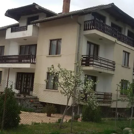 בית הארחה Alexander House בנסקו