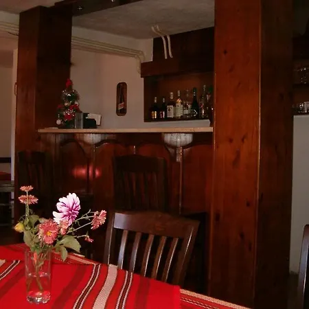 Alexander House בית הארחה
