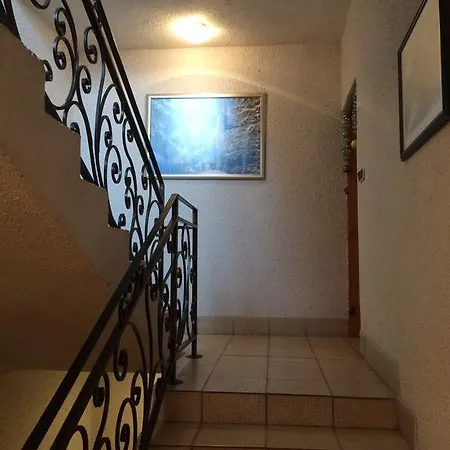 בית הארחה Alexander House *