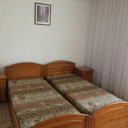 בית הארחה Alexander House בנסקו
