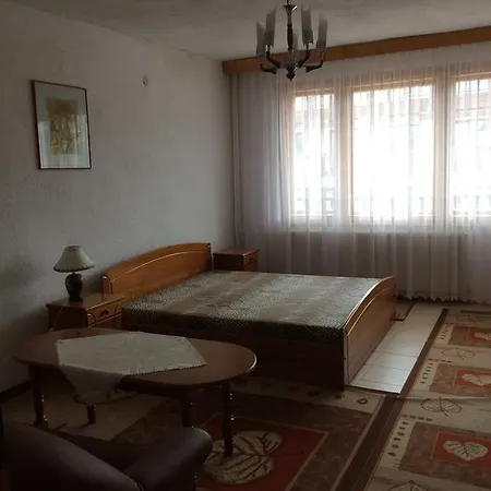 Alexander House בית הארחה