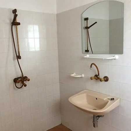 בית הארחה Alexander House בנסקו